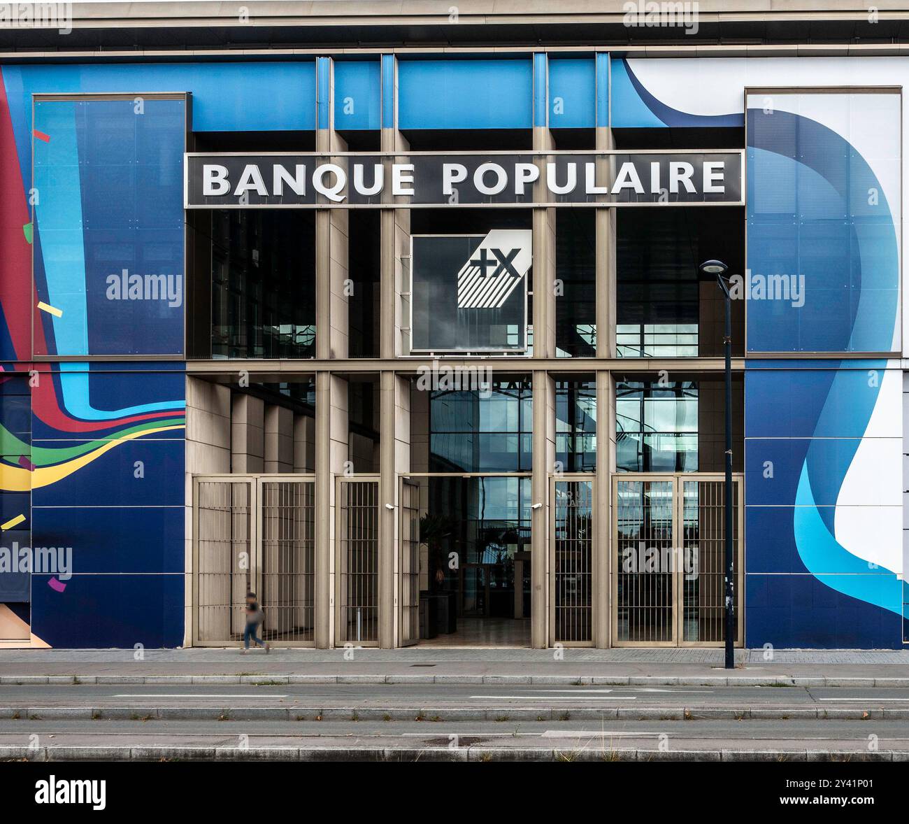 Der Eingang der Banque Populaire in Bordeaux, Frankreich. Ein regionaler Bankdirektor mit Sitz in Bordeaux, Private Banking, Finanz- und Versicherungswesen. Stockfoto