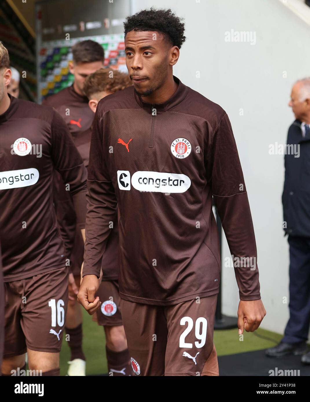 Augsburg, Deutschland. September 2024. Augsburg, Deutschland 15. September 2024: Fussball, Herren, Saison 2024/2025, FC Augsburg - FC.St.Pauli, Bundesliga, WWK Arena Morgan Guilavogui (FC St. Pauli) auf dem Weg zum Aufwärmen DFL/DFB-Vorschriften verbieten jede Verwendung von Fotos als Bildsequenzen und/oder Quasi-Video Stockfoto