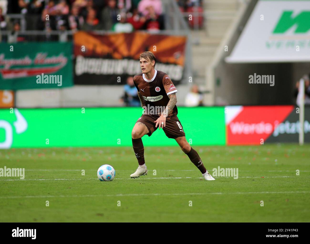 Augsburg, Deutschland. September 2024. Augsburg, Deutschland 15. September 2024: Fussball, Herren, Saison 2024/2025, FC Augsburg - FC.St.Pauli, Bundesliga, WWK Arena Eric Smith (FC St. Pauli) am Ball, Einzelaktion, Freisteller, Ganzkörperaufnahme DFL/DFB-Vorschriften verbieten jede Verwendung von Fotografien als Bildsequenzen und/oder Quasi-Video Stockfoto