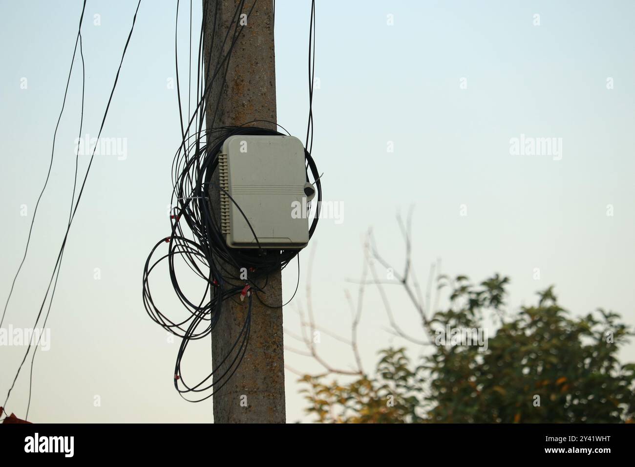 Abzweigdose für Internetleitung. Optisches Kabel für Internet. Internet im Dorf. Stockfoto