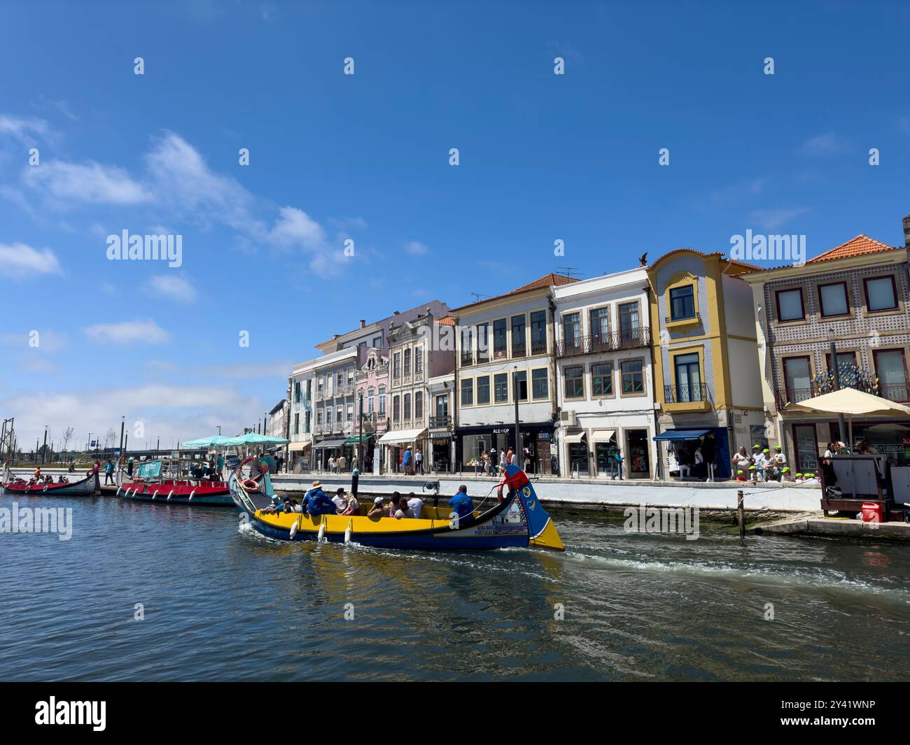 Aveiro, Portugal - 29. Mai 2024: Blick auf ein traditionelles Moliceiro-Boot in einem Kanal in Aveiro, Portugal. Stockfoto