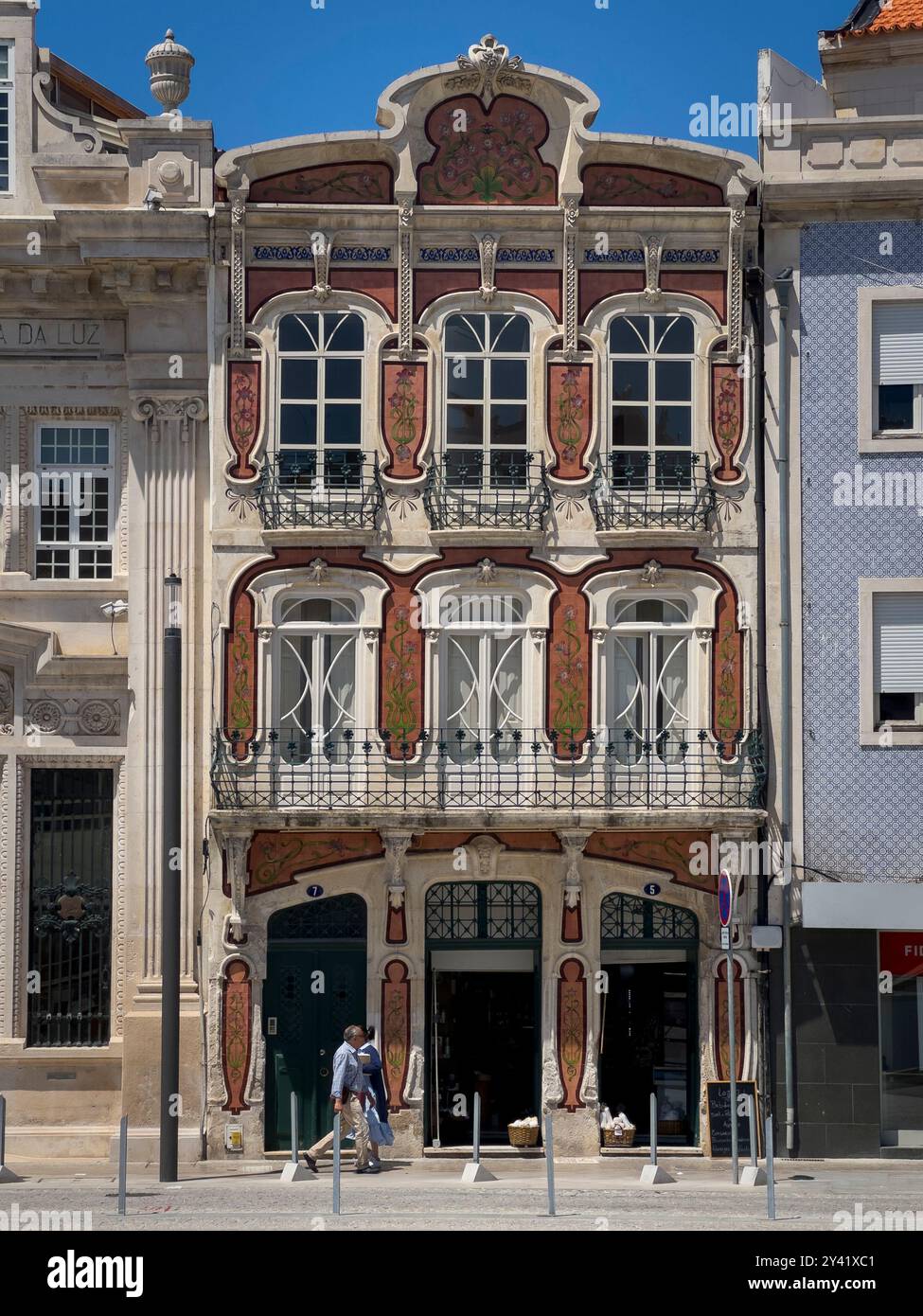 Aveiro, Portugal - 29. Mai 2024: Sehen Sie die Fassade eines wunderschönen Jugendstilgebäudes in der Stadt Aveiro, Portugal. Stockfoto