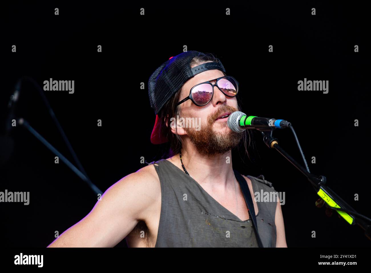 JONATHAN WILSON, KONZERT, GREEN MAN FESTIVAL 2014: Jonathan Wilson live auf der Mountain Stage beim Green man Festival 2014 im Glanusk Park, Brecon, Wales, August 2014. Foto: Rob Watkins. INFO: Jonathan Wilson ist ein US-amerikanischer Musiker und Produzent, der für seine Mischung aus Folk, Rock und Psychedelia bekannt ist. Sein üppiger, Vintage-inspirierter Sound, kombiniert mit reichhaltiger Instrumentierung und introspektiven Texten, hat ihm sowohl als Solokünstler als auch als gefragter Produzent Anerkennung eingebracht. Stockfoto