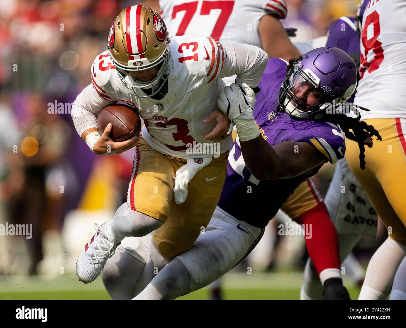 Minneapolis, Usa. September 2024. Pat Jones II (91) von den Minnesota Vikings entsendet San Francisco 49ers Quarterback Brock Purdy (13) im dritten Quartal im U.S. Bank Stadium in Minneapolis am Sonntag, den 15. September 2024. (Foto: Carlos Gonzalez/Minnesota Star Tribune/TNS/SIPA USA) Credit: SIPA USA/Alamy Live News Stockfoto