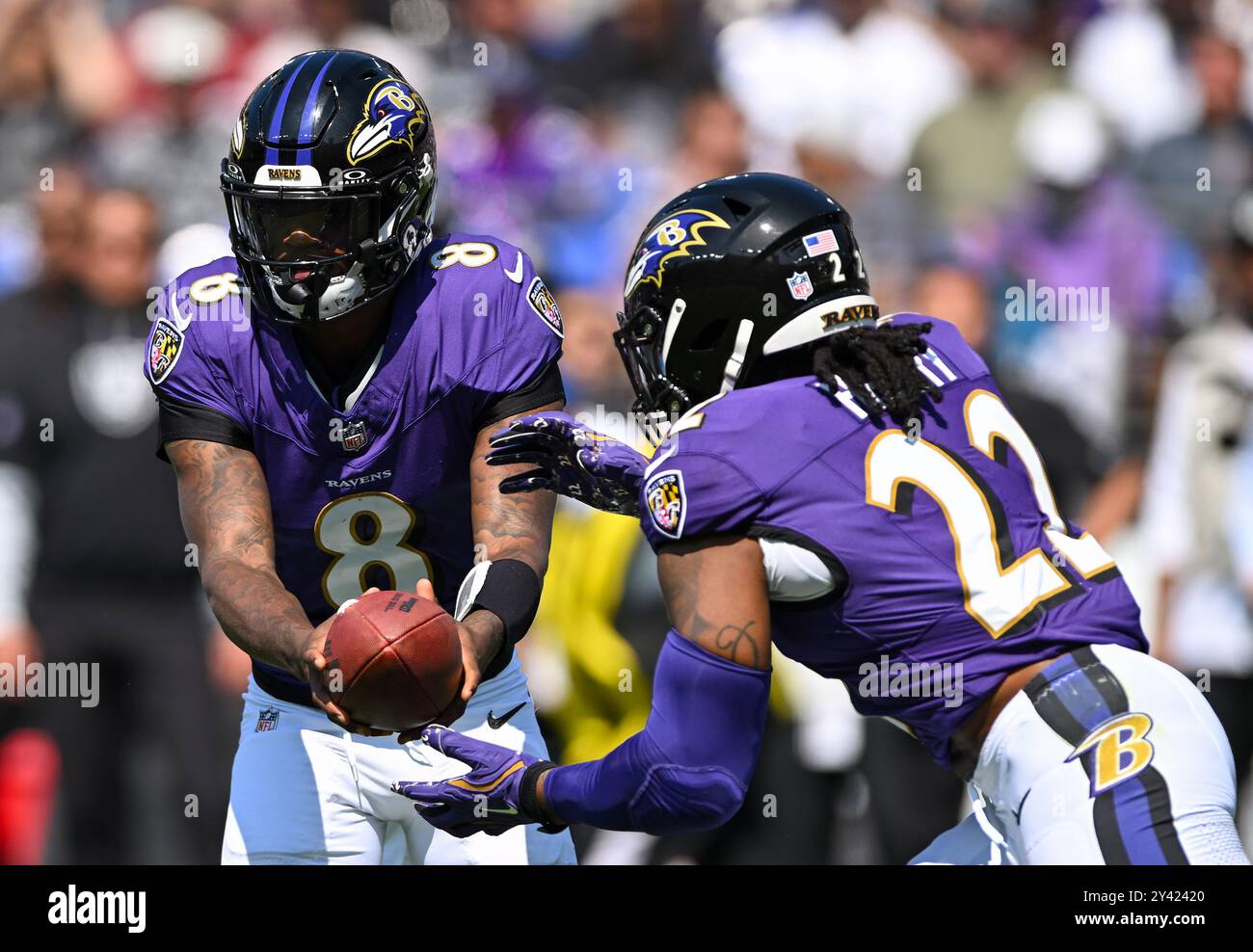 Baltimore, Maryland, am Sonntag, den 15. September 2024. Baltimore Ravens Quarterback Lamar Jackson (8) übergibt Derrick Henry (22) während der ersten Hälfte des Heimspiels der Ravens gegen die Las Vegas Raiders im M&T Bank Stadium in Baltimore, Maryland, am Sonntag, den 15. September 2024. Foto: David Tulis/UPI Credit: UPI/Alamy Live News Stockfoto