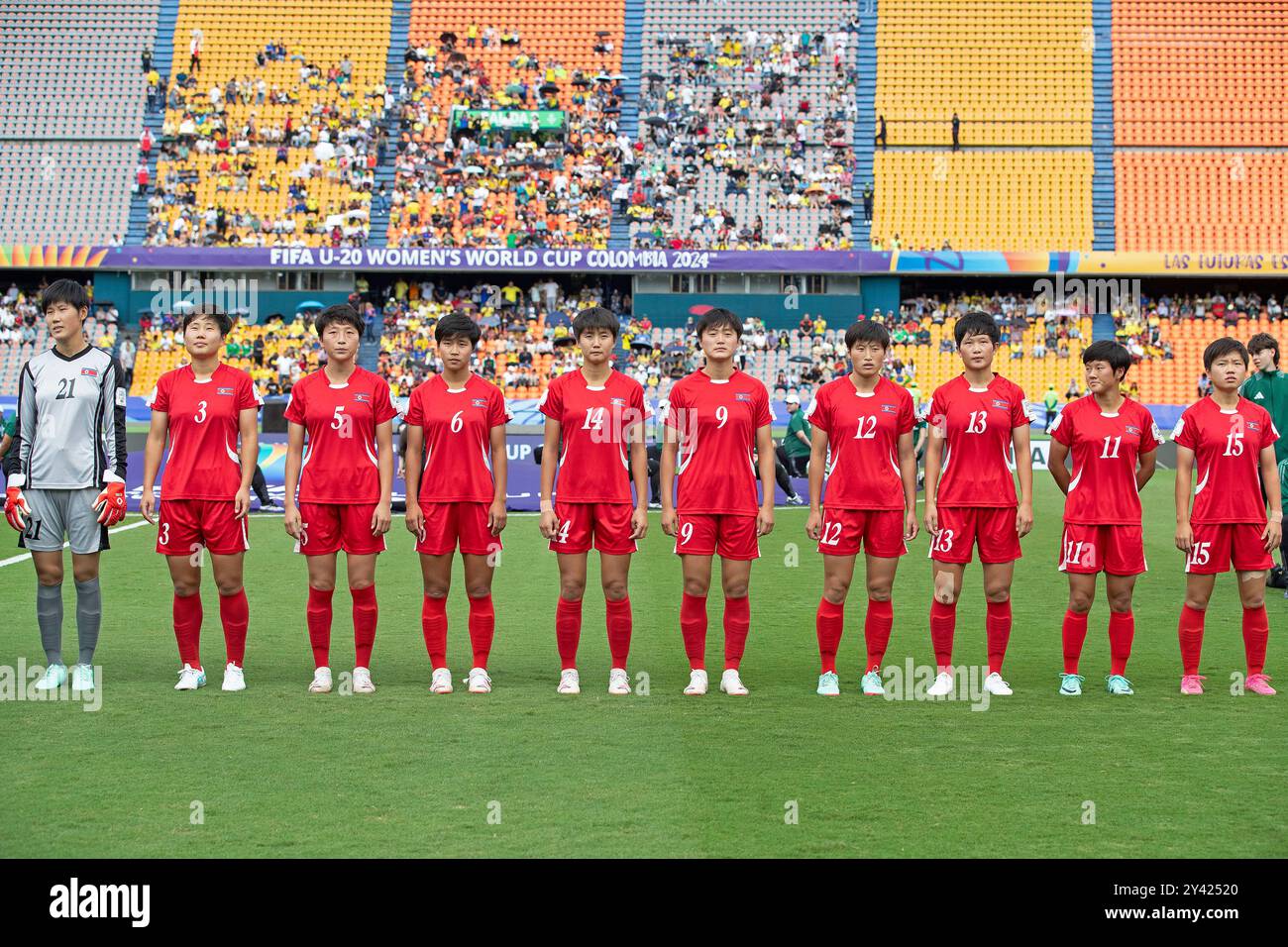 Medelin, Kolumbien. September 2024. Un-Gyong Chae, Hong-Ryon Han, Sol-Song Oh, Kang-Mi Kim, Yu-Yong Hwang, Song-Gyong Kim, Kang-Ryon Choe, Ryong-Jong Jon, Ju-Hyang Ham, Il-Son Choe aus Nordkorea, während der Nationalhymne vor dem Achtelfinale der FIFA U-20-Frauen-Weltmeisterschaft Kolumbien 2024 zwischen Brasilien und Nordkorea am 15. September 2024 im Atanasio Girardot Stadion in Medelin. Foto: Jose Pino/DiaEsportivo/Alamy Live News Credit: DiaEsportivo/Alamy Live News Stockfoto