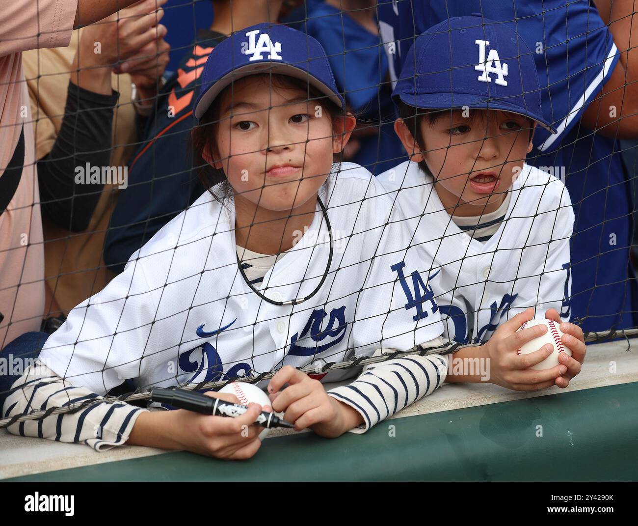 Atlanta, Usa. September 2024. Fans warten auf Autogramme, bevor das Spiel zwischen den Los Angeles Dodgers und den Atlanta Braves am Sonntag, den 15. September 2024 in Atlanta, Georgia stattfindet. Foto von Mike Zarrilli/UPI Credit: UPI/Alamy Live News Stockfoto