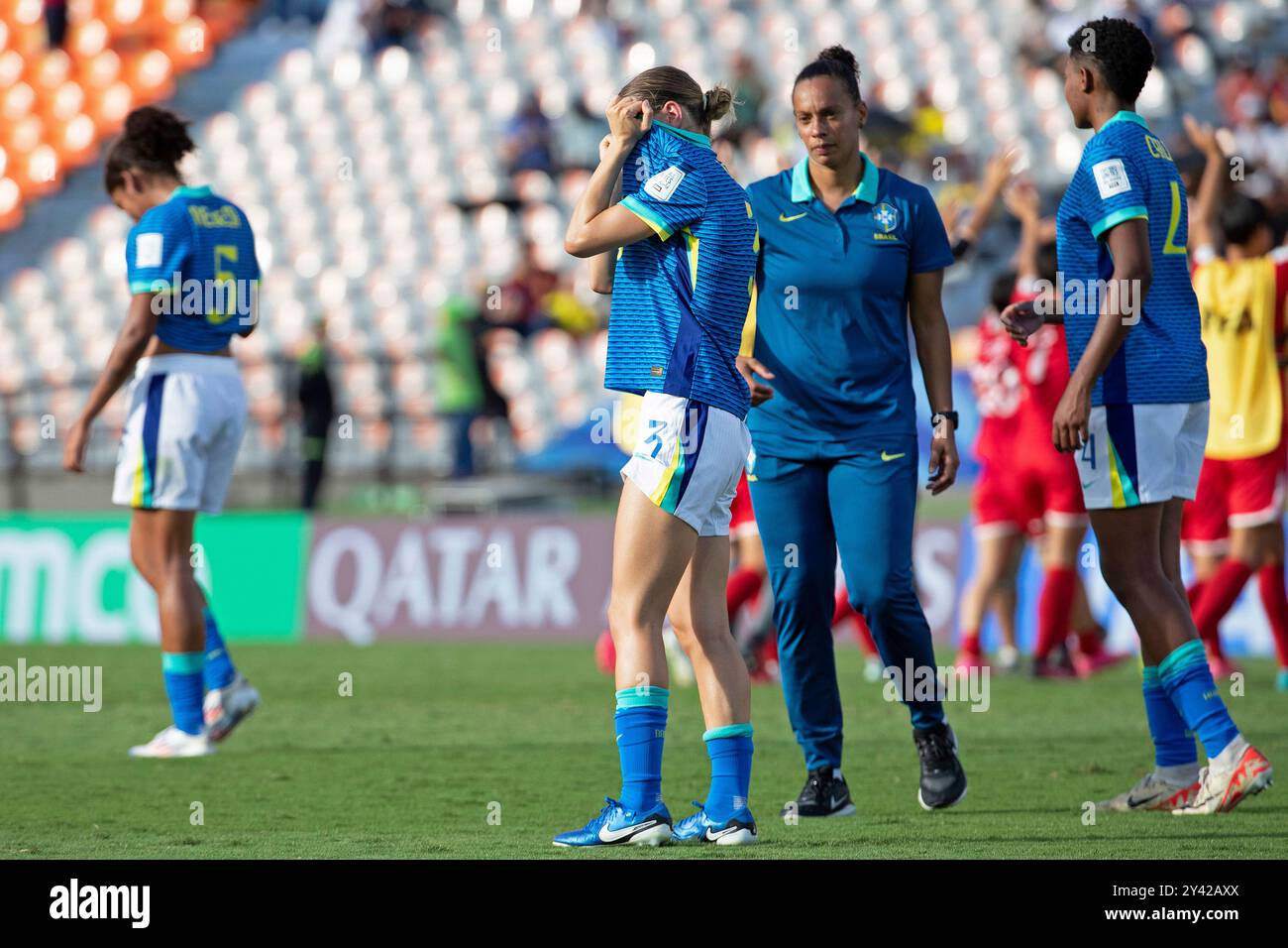 Medelin, Kolumbien. September 2024. Guta Franke, Carlinha, Rosana Augusto Cheftrainer von Brasilien, beklagt 0-1 Niederlage nach dem Achtelfinale der FIFA U-20-Frauen-Weltmeisterschaft Kolumbien 2024 im Atanasio Girardot Stadion in Medelin am 15. September 2024. Foto: Jose Pino/DiaEsportivo/Alamy Live News Credit: DiaEsportivo/Alamy Live News Stockfoto