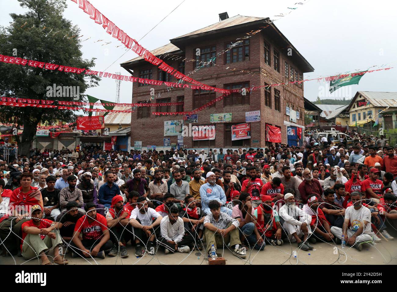 Srinagar, Jammu Und Kaschmir, Indien. September 2024. Anhänger der Nationalen Konferenz, die während der Wahlkampfveranstaltung von Omar Abdullah, dem ehemaligen Ministerpräsidenten von Jammu und Kaschmir, im Vorfeld der Parlamentswahlen in Jammu und Kaschmir aufgenommen wurden. (Kreditbild: © Nisar UL Haq Allaie/Pacific Press via ZUMA Press Wire) NUR REDAKTIONELLE VERWENDUNG! Nicht für kommerzielle ZWECKE! Stockfoto