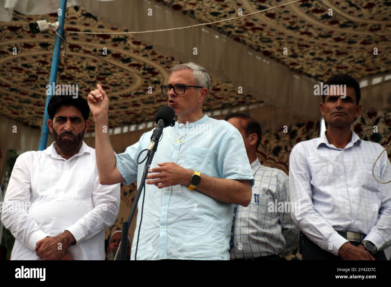 Srinagar, Jammu Und Kaschmir, Indien. September 2024. Omar Abdullah, ehemaliger Ministerpräsident der Nationalen Konferenz von Jammu und Kaschmir (NC), begrüßt seine Anhänger während einer Wahlkampagne im Dorf Qasba Yar im Distrikt Pulwama, südlich von Srinagar, vor den Parlamentswahlen. (Kreditbild: © Nisar UL Haq Allaie/Pacific Press via ZUMA Press Wire) NUR REDAKTIONELLE VERWENDUNG! Nicht für kommerzielle ZWECKE! Stockfoto