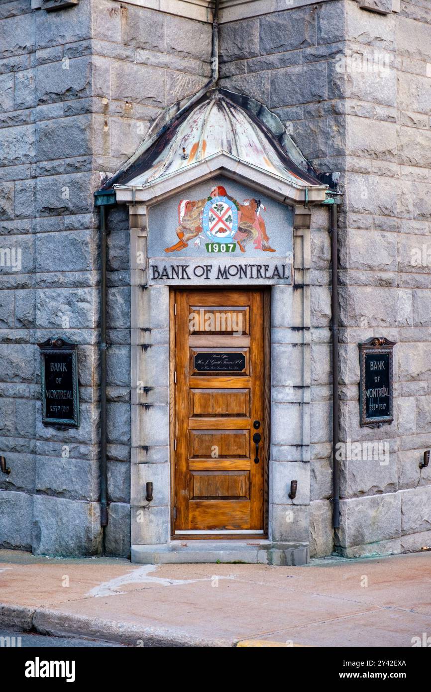 Historische ehemalige Bank of Montreal Filiale Wahrzeichen Gebäude Fassade, Innenstadt von Lunenburg, Nova Scotia, Kanada Stockfoto