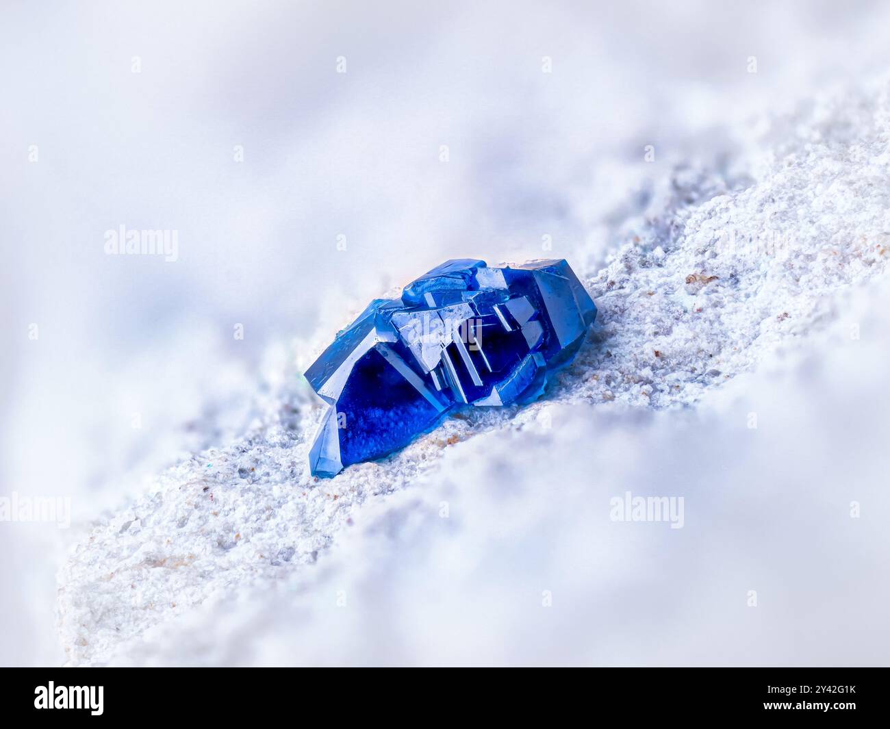 Blauer Cornetit. Exemplar aus der Mine Etoile du Congo, Lubumbashi, DR Kongo. Mikrofotografie extreme Nahaufnahme. Mikroskop Mineralkristallfotografie f Stockfoto