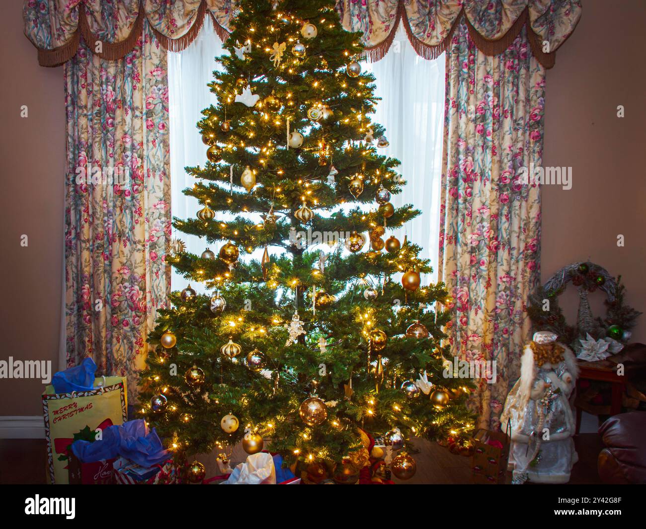 Weihnachtsbaum im Wohnzimmer, Weihnachtszeit, Feier Stockfoto