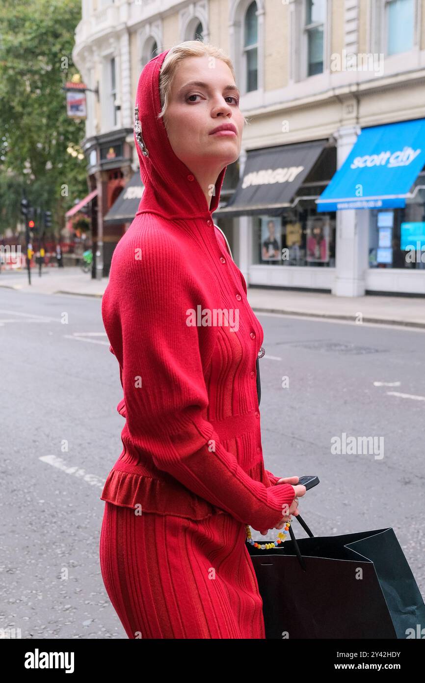 Pixie Geldof verlässt die Simone SS25 Show, die während der London Fashion Week im Old Bailey stattfand. Stockfoto