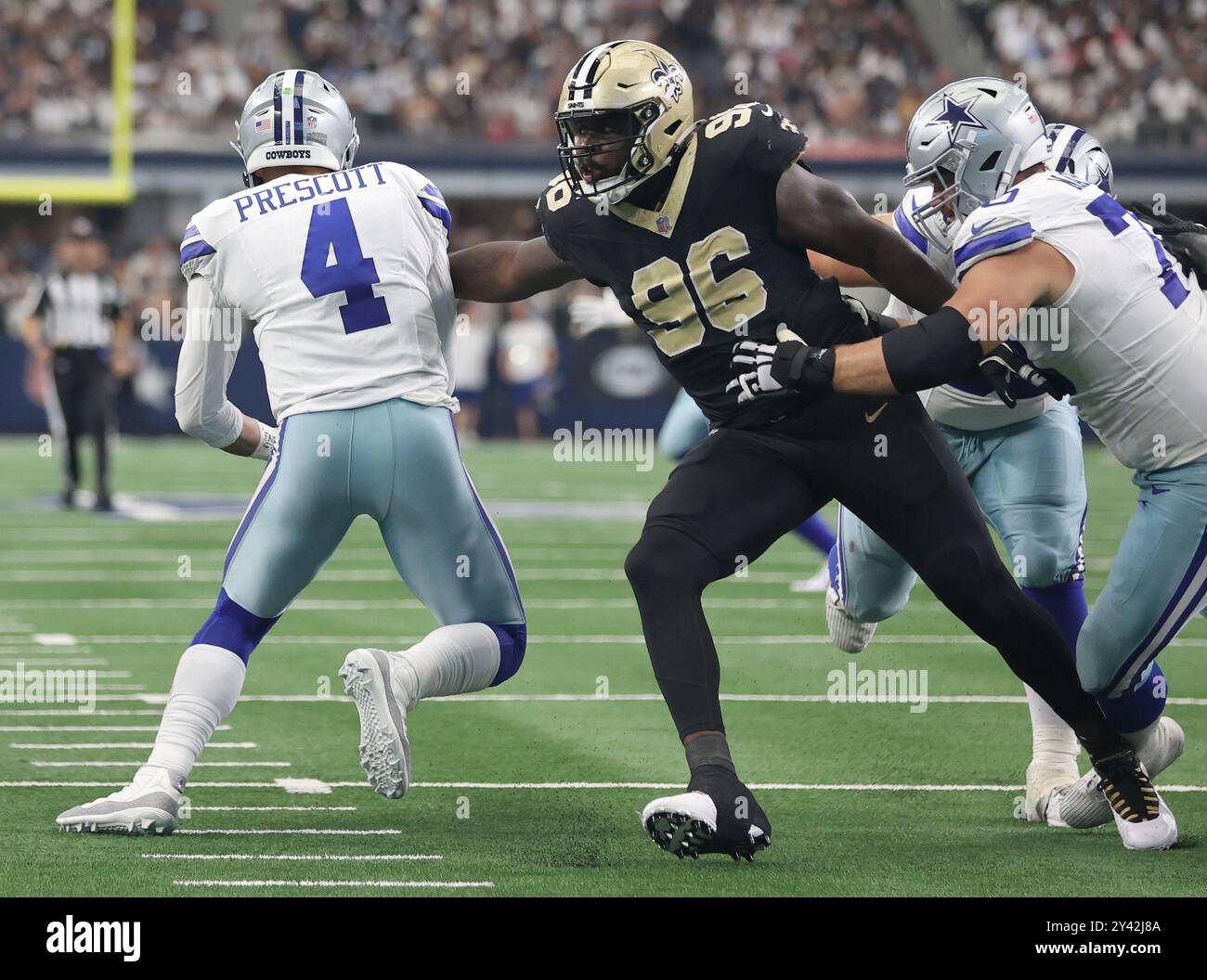 Irving, Usa. September 2024. Carl Granderson (96), der Defensivspieler der New Orleans Saints, wird am Sonntag, den 15. September 2024, in Irving, Texas, bei einem National Football League-Wettbewerb im AT&T Stadium um Dak Prescott (4) der Dallas Cowboys-Quarterback Dak Prescott (4) entlassen. (Foto: Peter G. Forest/SIPA USA) Credit: SIPA USA/Alamy Live News Stockfoto