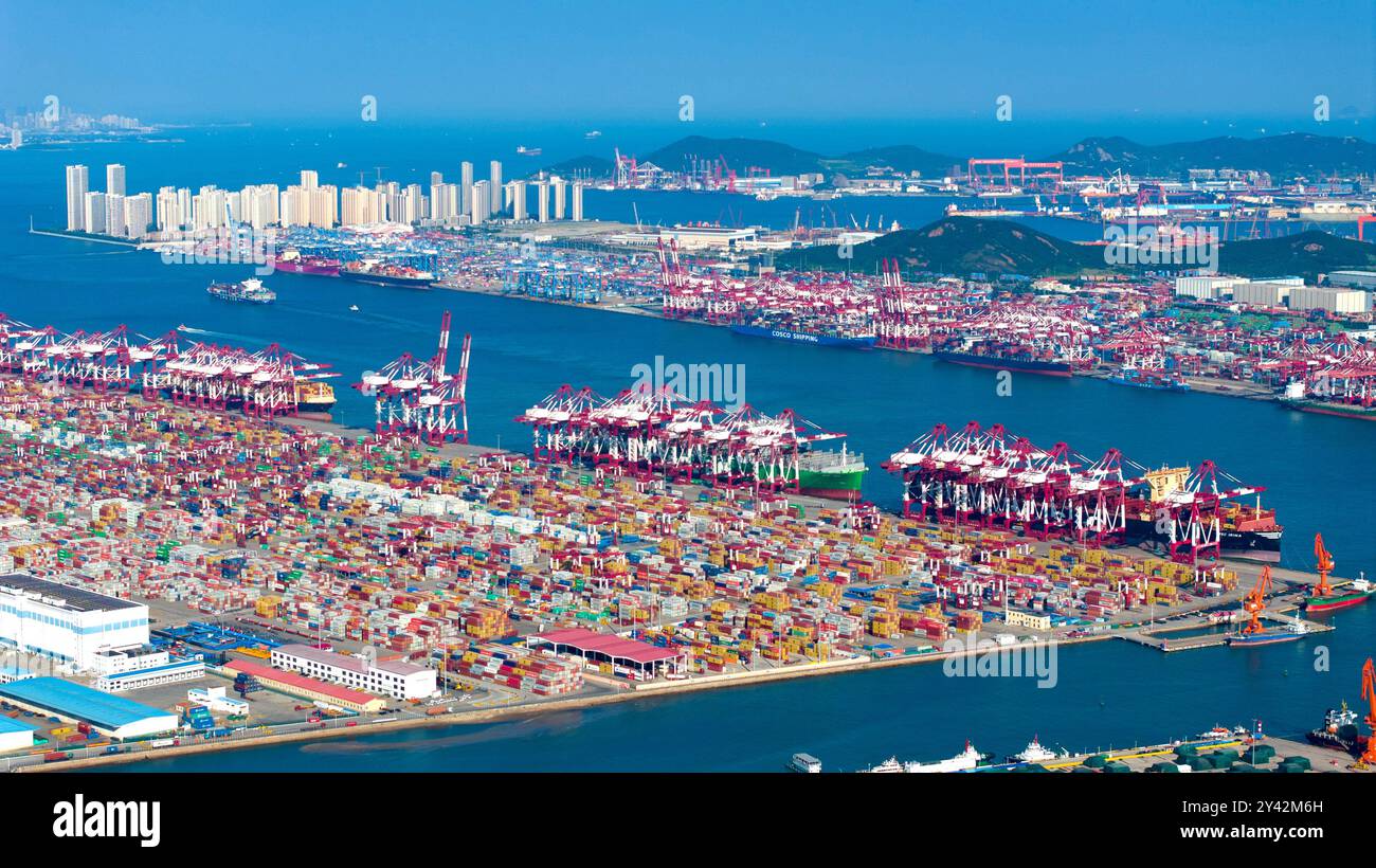 QINGDAO, CHINA - 15. SEPTEMBER 2024 - die Containerumschlagung erfolgt in geordneter Weise am Qianwan Containerterminal in Qingdao Stockfoto