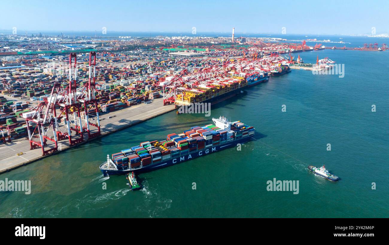 QINGDAO, CHINA – 15. SEPTEMBER 2024 – Ein Containerschiff verlässt seinen Liegeplatz mit voller Ladung Container am Qianwan Containerterminal in Qingdao Po Stockfoto