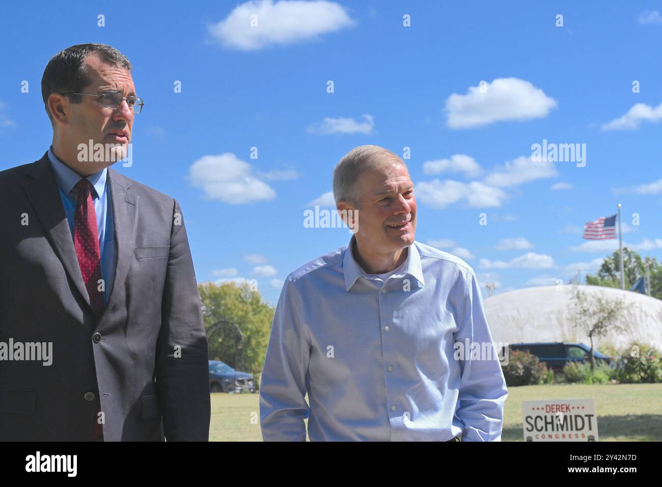 BONNER SPRINGS, KANSAS, USA - 15. SEPTEMBER 2024 der ehemalige Staatsanwalt von Kansas Derek Schmidt (Republikaner), der für den offenen Kongress kandidiert, eskortiert Jim Jordon (R-OH), den Vorsitzenden des House Oversight Committee, in das Gebäude der National Agriculture Hall of Fame, um dort ein Town Hall Meeting mit lokalen Republikanern zu veranstalten Stockfoto