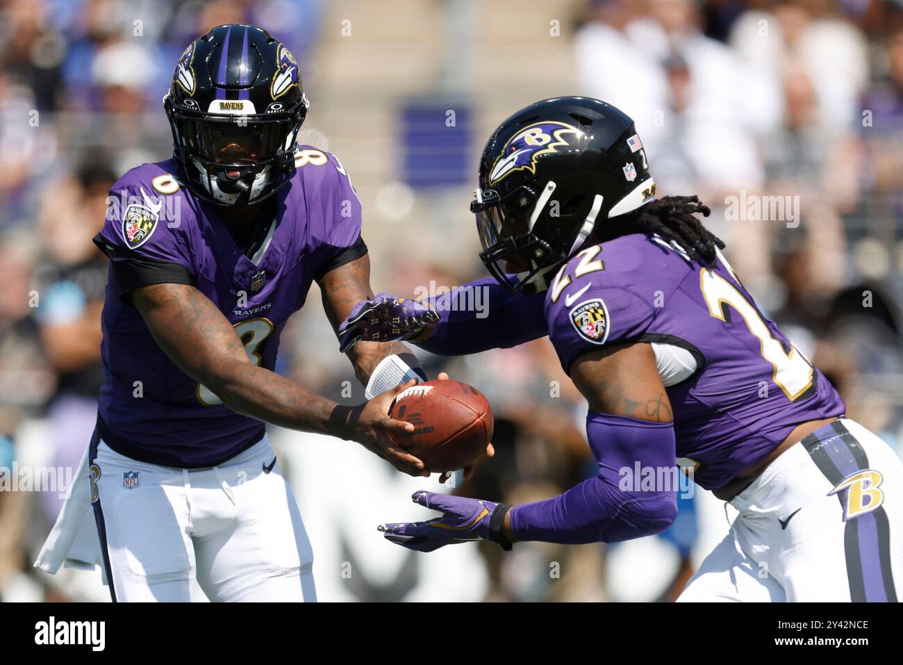 Baltimore, MD, USA. September 2024. Baltimore Ravens QB Lamar Jackson (8) übergibt den Ball an Baltimore Ravens RB Derrick Henry (22) während eines Spiels gegen die Las Vegas Raiders im M&T Bank Stadium in Baltimore, MD. Las Vegas gewann 26:23. Foto/ Mike Buscher/Cal Sport Media (Kreditbild: © Mike Buscher/Cal Sport Media/Cal Sport Media). Quelle: csm/Alamy Live News Stockfoto
