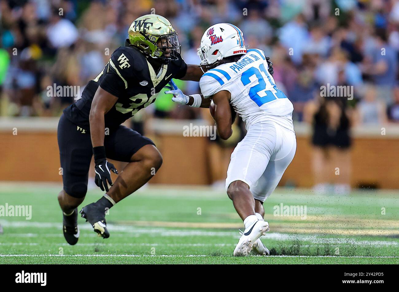 14. September 2024: Mississippi Senior Henry Parrish Jr. (21) will Wake Forest im zweiten Jahr Aiden Hall (39) ausweichen. NCAA-Fußballspiel zwischen Ole Miss University und Wake Forest University im AlLegacy Federal Credit Union Stadium, Winston-Salem, North Carolina. David Beach/CSM (Bild: © David Beach/Cal Sport Media) Stockfoto