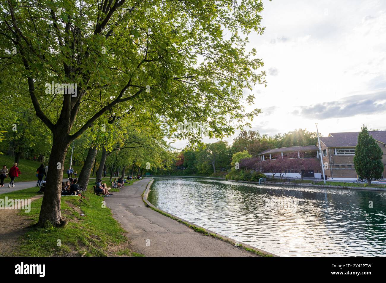 Montreal, Quebec, Kanada - 9. Oktober 2021 : im Herbst entspannen sich die Menschen im La Fontaine Park. La Fontaine Park Teich. Stockfoto