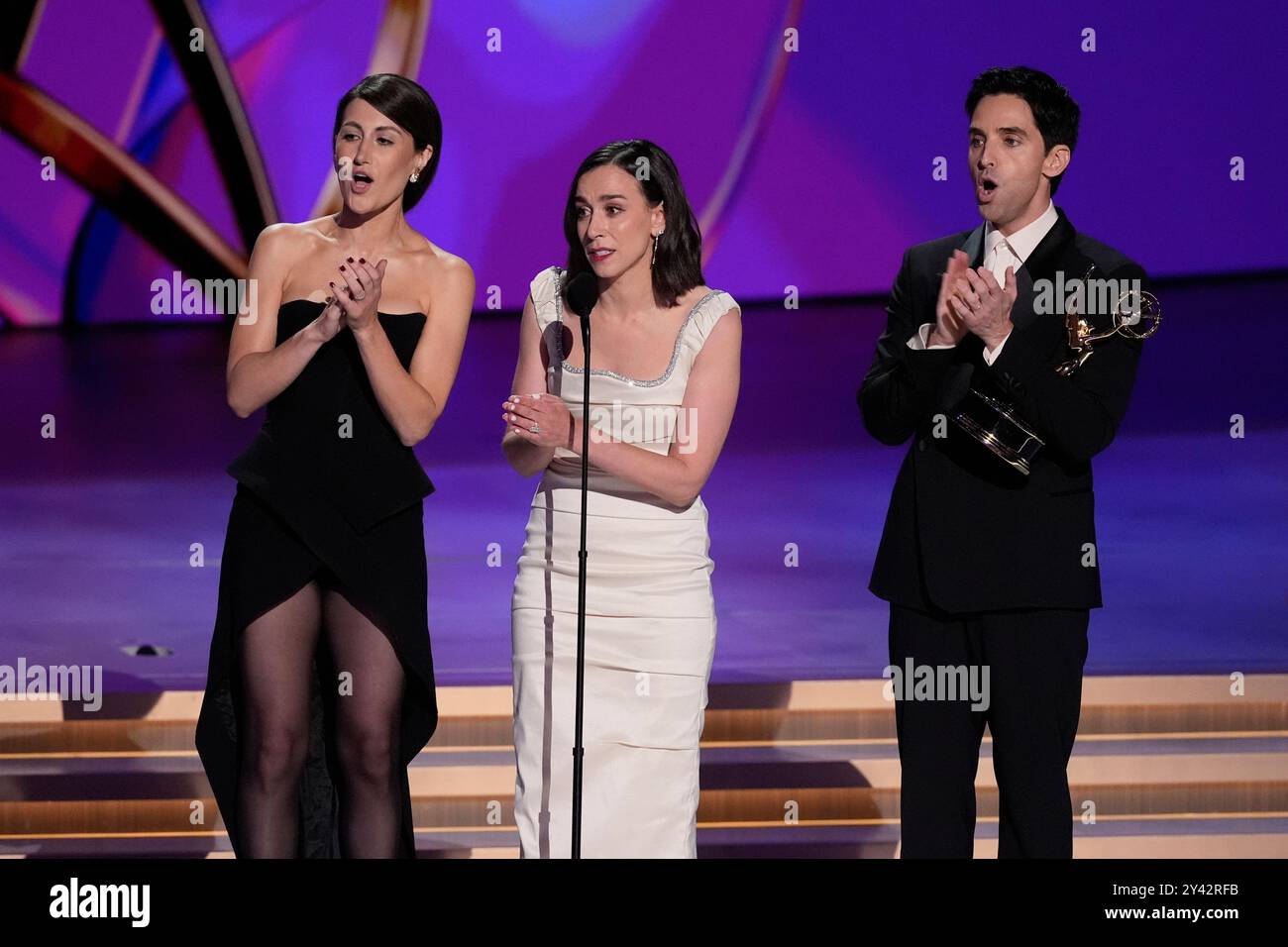 Jen Statsky, from left, Lucia Aniello, and Paul W. Downs accept the award for outstanding writing for a comedy series for "Hacks" during the 76th Primetime Emmy Awards on Sunday, Sept. 15, 2024, at the Peacock Theater in Los Angeles. (AP Photo/Chris Pizzello) Stockfoto