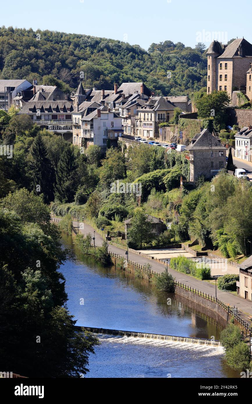 Uzerche, eine kleine authentische, historische und touristische Stadt am Ufer des Flusses Vézère in der Landschaft Limousin im Mittelwesten Frankreichs, an der Stockfoto