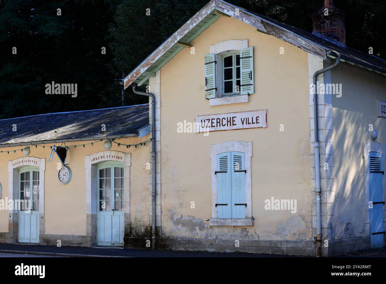 Uzerche, eine kleine authentische, historische und touristische Stadt am Ufer des Flusses Vézère in der Landschaft Limousin im Mittelwesten Frankreichs, an der Stockfoto