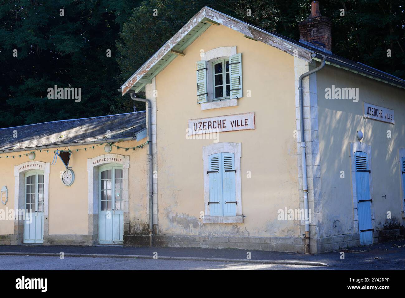 Uzerche, eine kleine authentische, historische und touristische Stadt am Ufer des Flusses Vézère in der Landschaft Limousin im Mittelwesten Frankreichs, an der Stockfoto