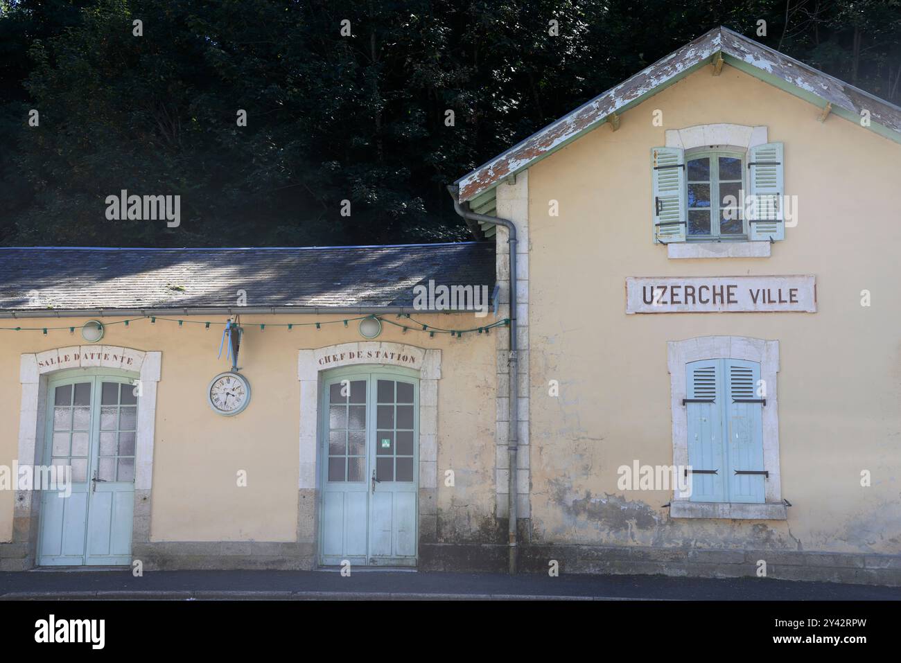 Uzerche, eine kleine authentische, historische und touristische Stadt am Ufer des Flusses Vézère in der Landschaft Limousin im Mittelwesten Frankreichs, an der Stockfoto