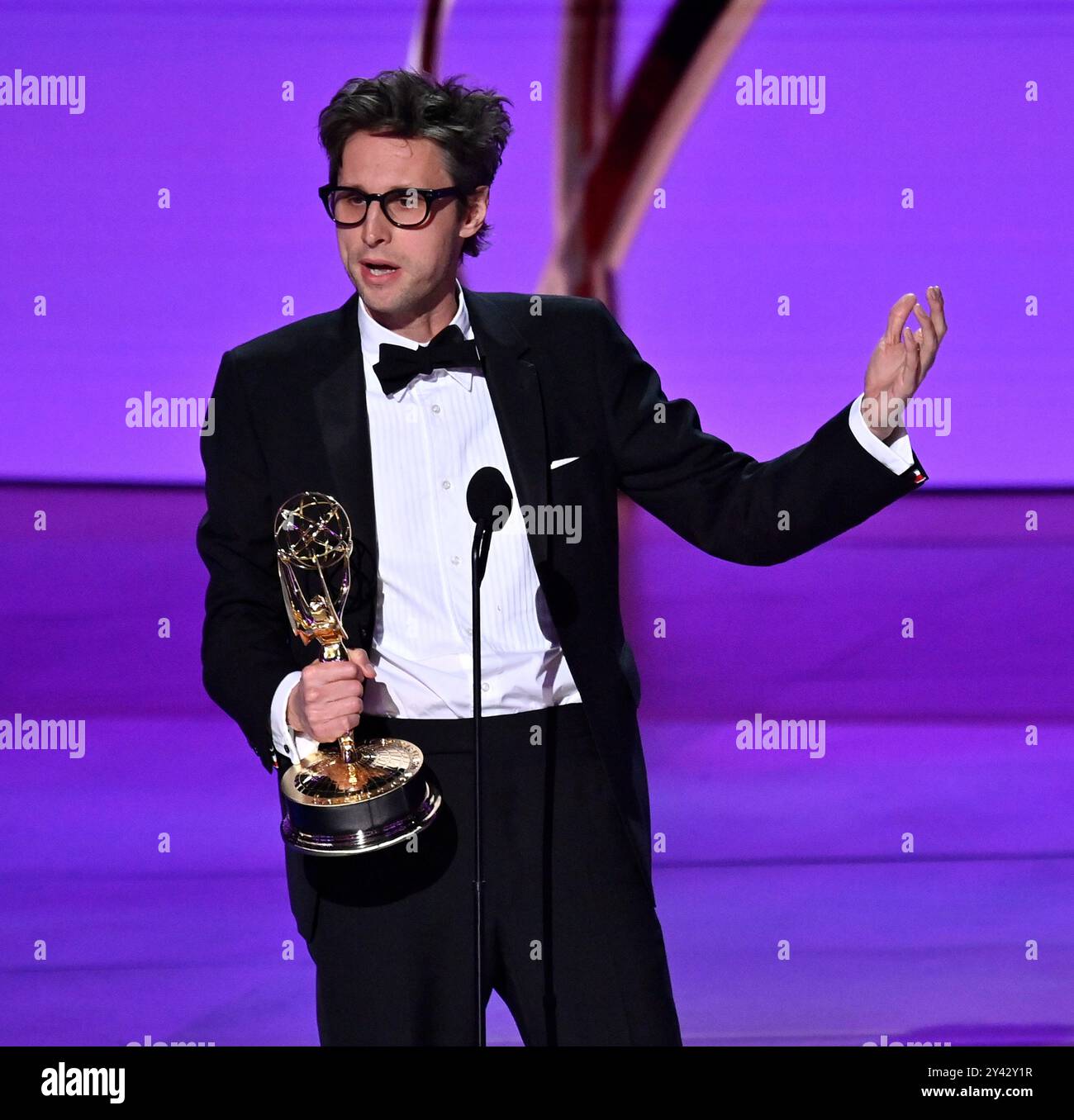 Los Angeles, Usa. September 2024. Regisseur Christopher Storer nimmt die herausragende Regie für Einen Comedy Series Award für „The Bear“ auf der Bühne während der 76. Jährlichen Primetime Emmy Awards im Peacock Theater in Los Angeles am Sonntag, den 15. September 2024. Foto von Jim Ruymen. Quelle: UPI/Alamy Live News Stockfoto