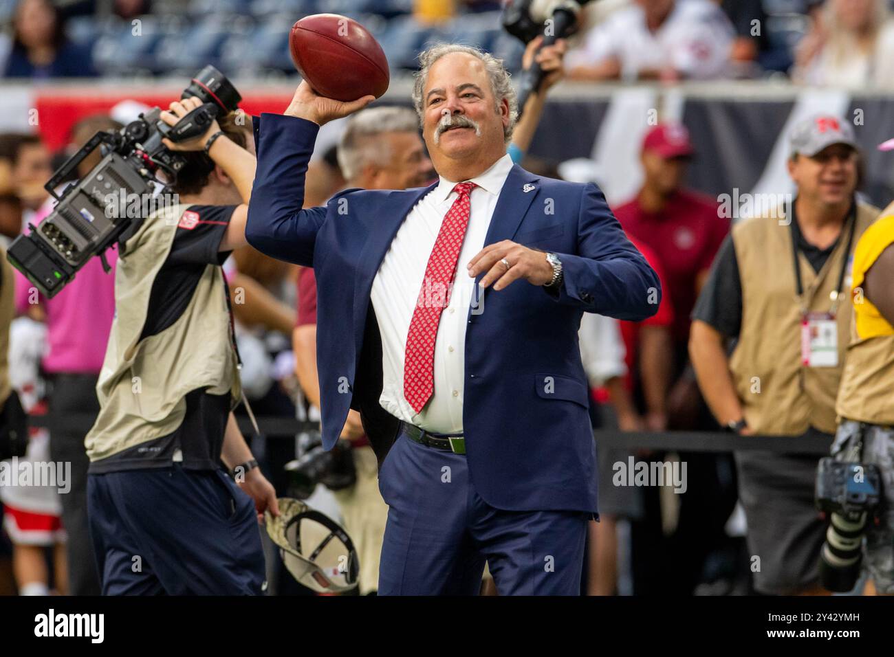 Houston, TX, USA. September 2024. Cal McNair, Besitzer der Houston Texans, wirft einen Fußball vor einem Spiel zwischen den Chicago Bears und den Houston Texans in Houston, Texas. Trask Smith/CSM/Alamy Live News Stockfoto