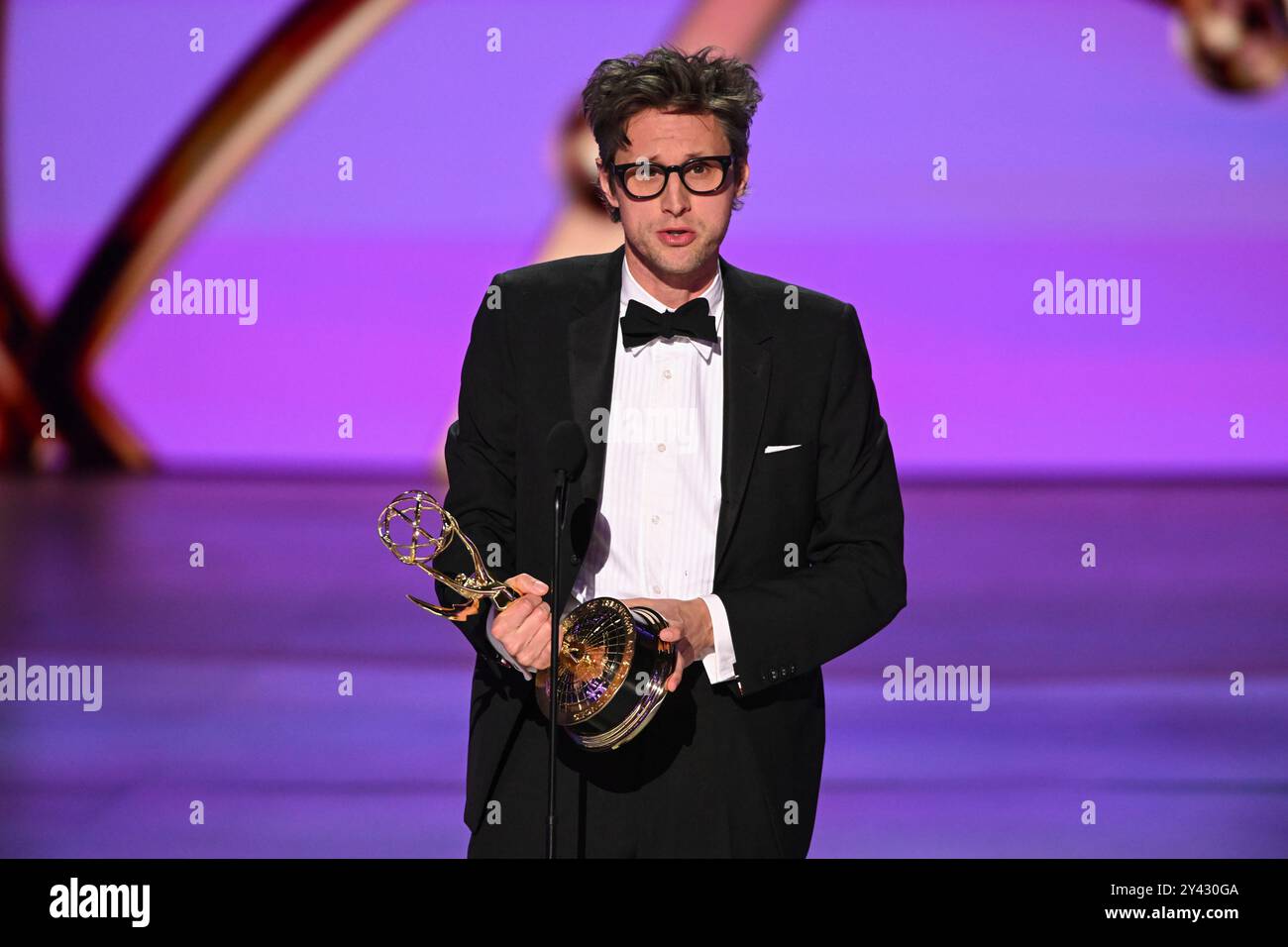 Christopher Storer accepts the award for outstanding directing for a comedy series for "The Bear" at the 76th Emmy Awards on Sunday, Sept. 15, 2024 at the Peacock Theater in Los Angeles. (Photo by Phil McCarten/Invision for the Television Academy/AP Content Services) Stockfoto