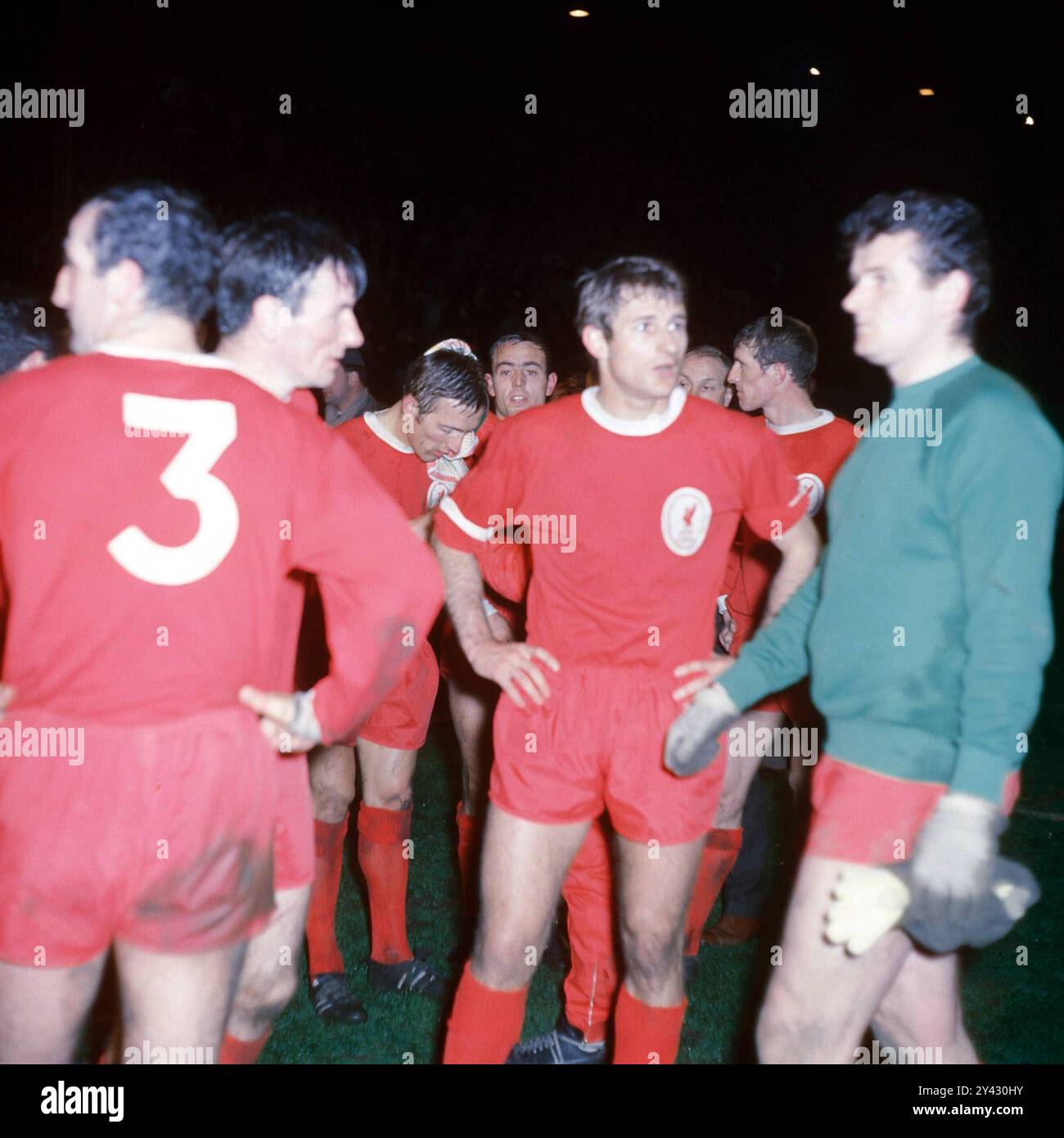 5. Mai 1966 Glasgow, Schottland; Torhüter Tommy Lawrence mit Ron Yeats (Liverpool) 1965/1966, Finale des Europapokals; Liverpool gegen Borussia Dortmund in Glasgow. Dortmund gewann nach Verlängerung mit 2-1 Punkten Stockfoto