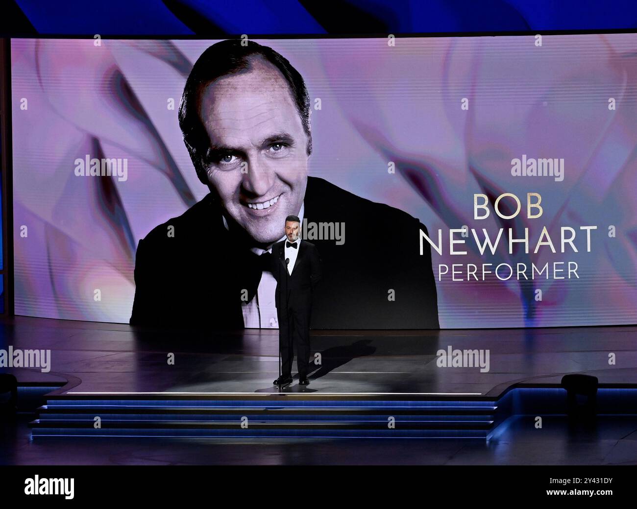 Los Angeles, Usa. September 2024. Jimmy Kimmel spricht vor einem Porträt des verstorbenen US-Schauspielers Bob Newhart während der 76. Jährlichen Primetime Emmy Awards im Peacock Theater in Los Angeles am Sonntag, den 15. September 2024. Foto von Jim Ruymen. Quelle: UPI/Alamy Live News Stockfoto