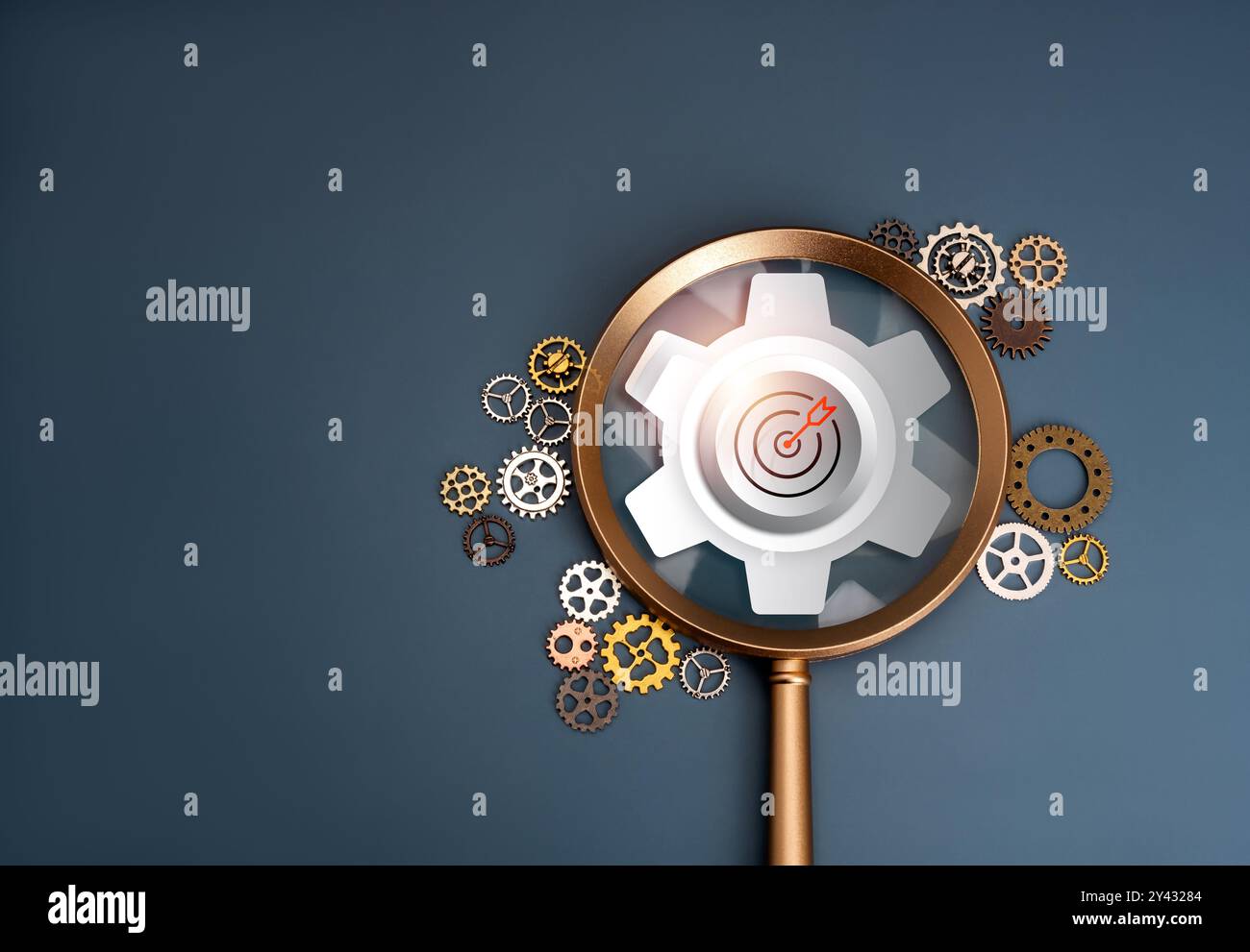 Untersuchung von Markttrends, Marketingforschung, Konzept von Tools für das Erfolgsmanagement. Zielsymbol und große mechanische Ausrüstung, Fokus in Vergrößerung gla Stockfoto