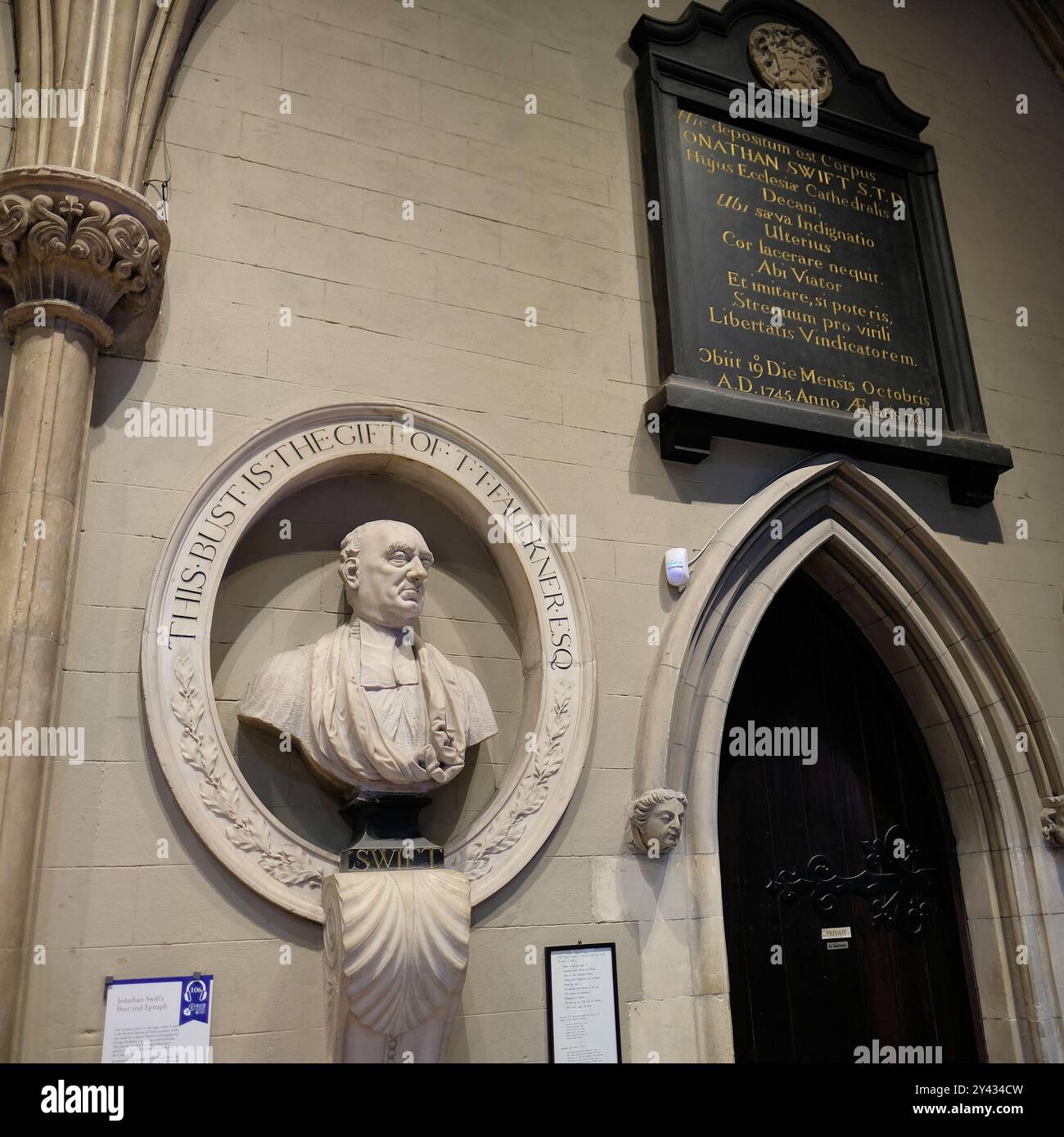 Jonathan Swift Büste, die von Patrick Cunningham für George Faulkner am Grabmal des Autors in der St. Patrick's Cathedral in Dublin, Irland, geschaffen wurde. Stockfoto