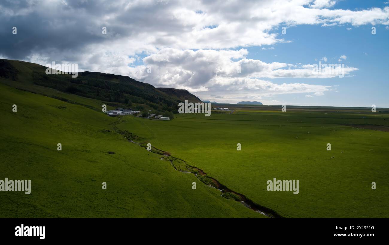 Atemberaubender Thingvellir Nationalpark in Island: Luftpanorama von zerklüfteten Klippen und gewundenen Flüssen, 4K Luftaufnahmen Stockfoto