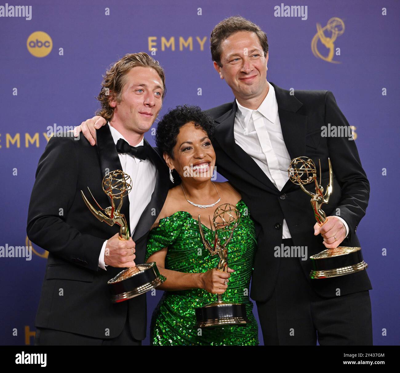 Los Angeles, Usa. September 2024. (L-R) Jeremy Allen White, Gewinner des herausragenden Hauptdarstellers in einer Comedy-Serie, Liza Colón-Zayas, Gewinnerin der herausragenden Nebendarstellerin in einer Comedy-Serie und Ebon Moss-Bachrach, Gewinnerin des herausragenden Nebendarstellers in einer Comedy-Serie für 'The Bear' Backstage während der 76. Jährlichen Primetime Emmy Awards im Peacock Theater in Los Angeles am Sonntag, 15. September 2024. Foto von Chris Chew. Quelle: UPI/Alamy Live News Stockfoto