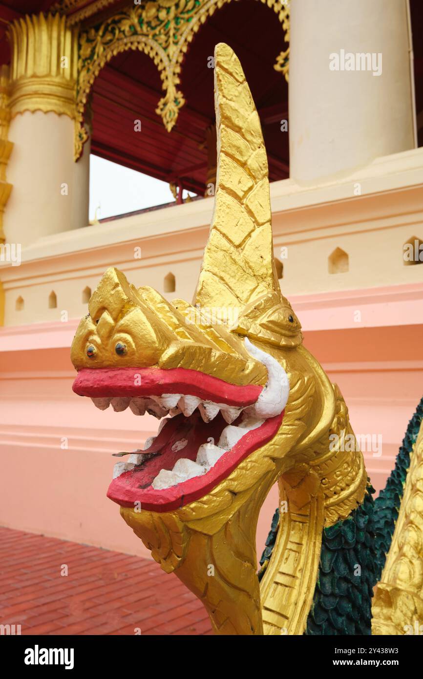 Nahaufnahme eines wilden, gemeinen, goldbemalten Drachenkopfgeländes im Wat Ong TEU in Vientiane, Laos. Stockfoto