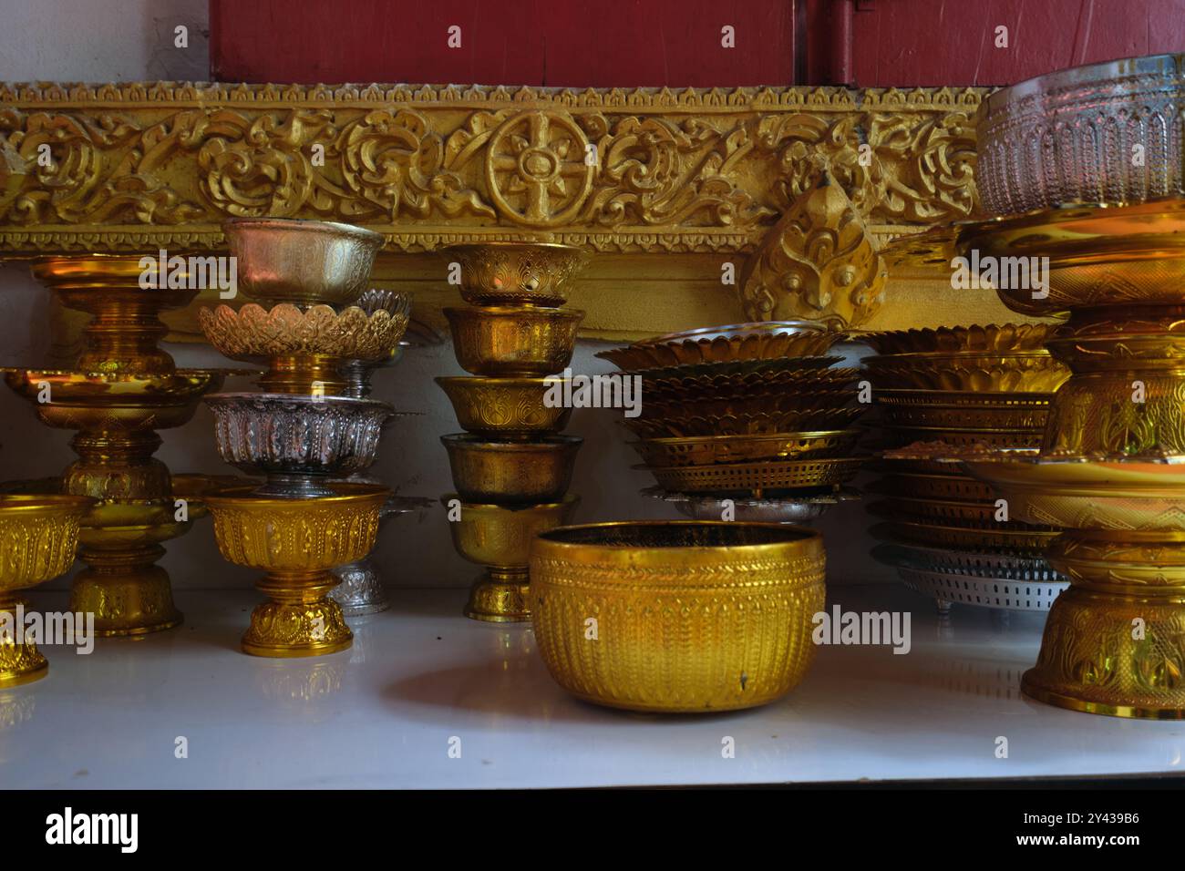 Verschiedene Goldschüsseln, Behälter stapelbar im Wat Haysoke in Vientiane, Laos. Stockfoto