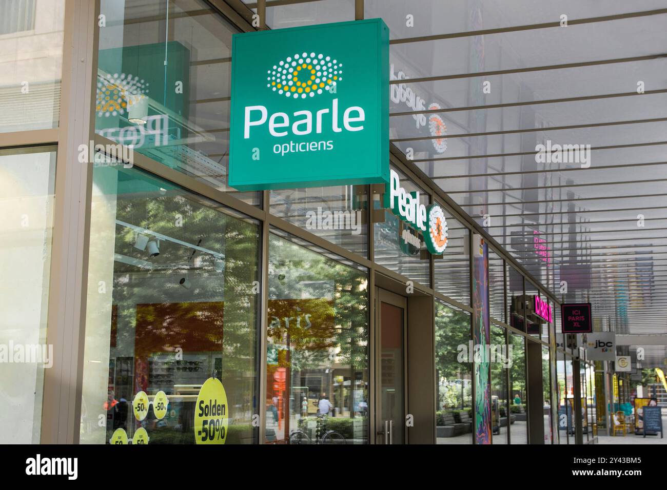 Schild für Pearle Brillenladen auf der Straße. Hasselt.Limburg-Belgien. 30-06-2023 Stockfoto