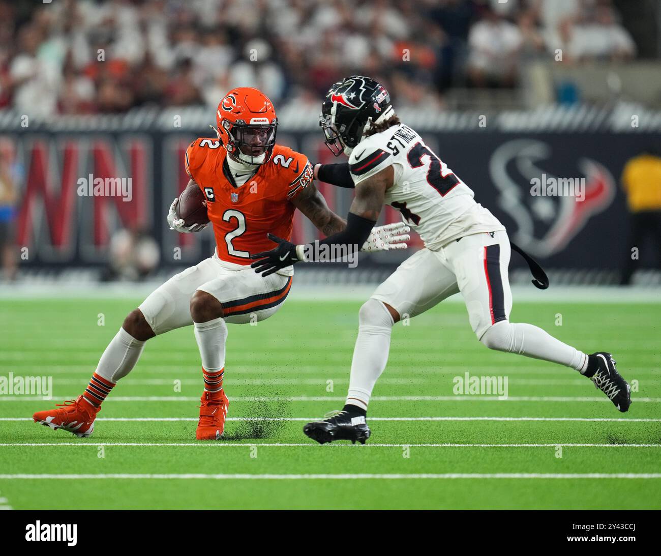 Houston, Tx, USA. September 2024. Chicago Bears Wide Receiver DJ Moore (2) versucht, den Houston Texans Cornerback Derek Stingley Jr. (24) während eines NFL-Spiels am 15. September 2024 in Houston zu entziehen. Die Texaner haben mit 19:13. (Kreditbild: © Scott Coleman/ZUMA Press Wire) NUR REDAKTIONELLE VERWENDUNG! Nicht für kommerzielle ZWECKE! Quelle: ZUMA Press, Inc./Alamy Live News Stockfoto