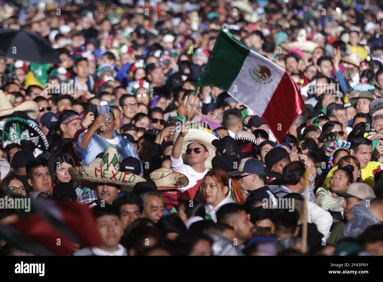 Mexiko-Stadt, Mexiko. September 2024. Die Menschen nehmen an der Zeremonie „Cry of Dolores“ Teil, um den 214. Jahrestag seines Kampfes für die Unabhängigkeit von der spanischen Kolonialherrschaft auf dem Zocalo-Platz in Mexiko-Stadt, Mexiko, 15. September 2024, zu feiern. Quelle: Francisco Canedo/Xinhua/Alamy Live News Stockfoto