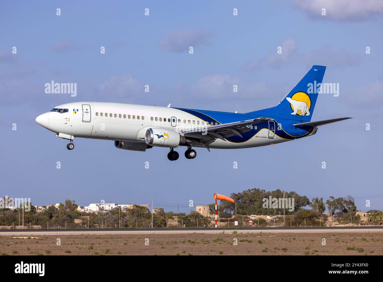 Ehemalige kanadische North Boeing 737-36Q (REG: C-GCNK) mit den Titeln entfernt, auf ihrem Fährflug zu einem neuen Betreiber. Stockfoto