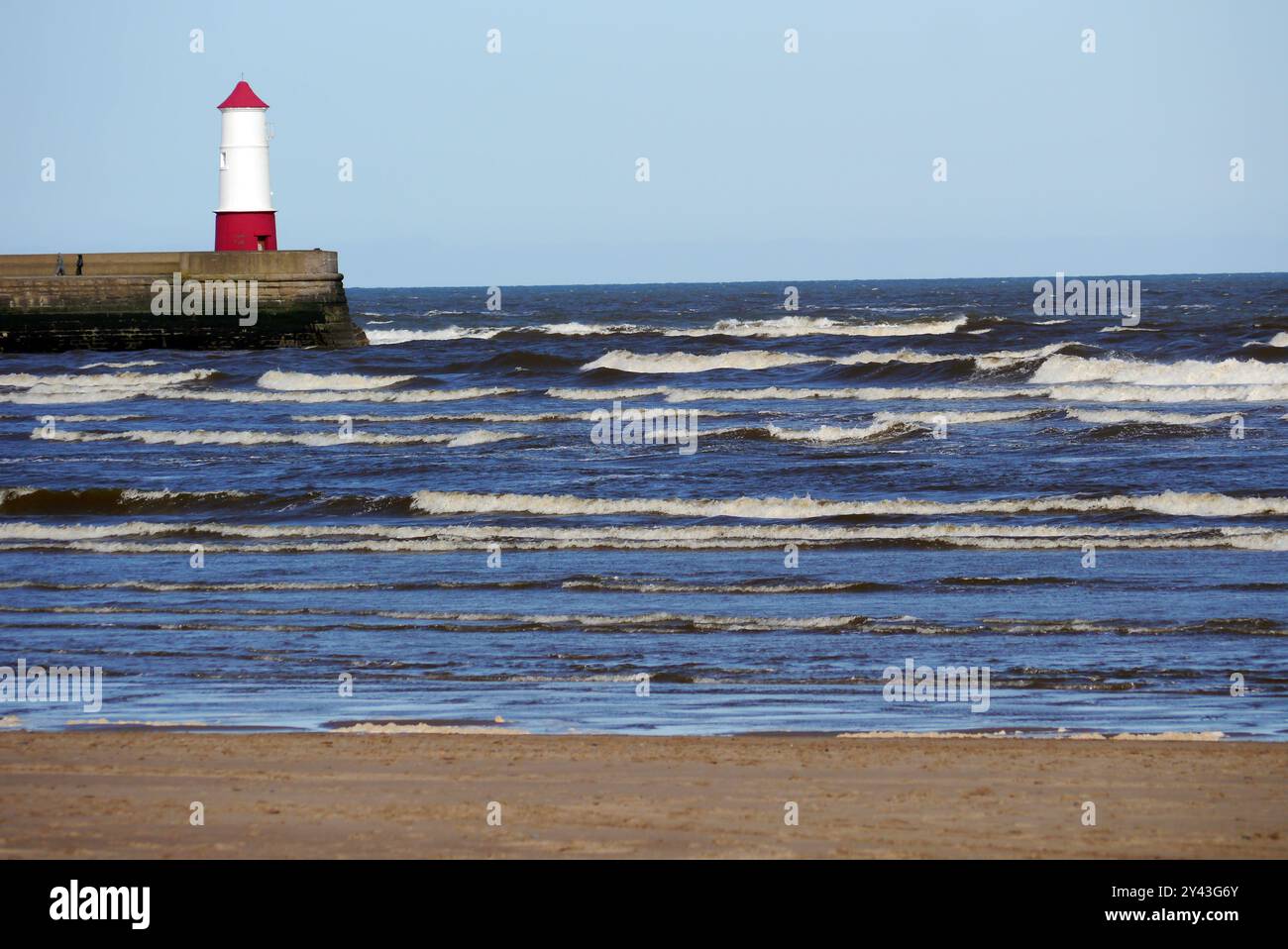 Der Red & White Berwick Breakwater Lighthouse mit Blick auf die Nordsee an der Tweed Mündung in Berwick-upon-Tweed, Northumberland, England, Großbritannien. Stockfoto