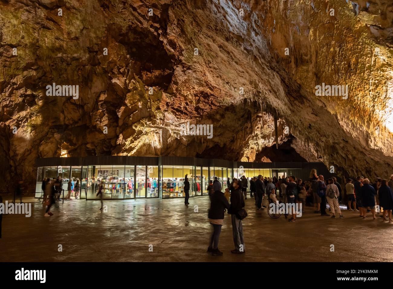 Postojna, Slowenien - 15. Juli 2022: Innenraum der Höhle von Postojna (Slowenisch: Postojnska jama), große Kammer in Karsthöhle und Souvenirladen in der Nähe der e Stockfoto