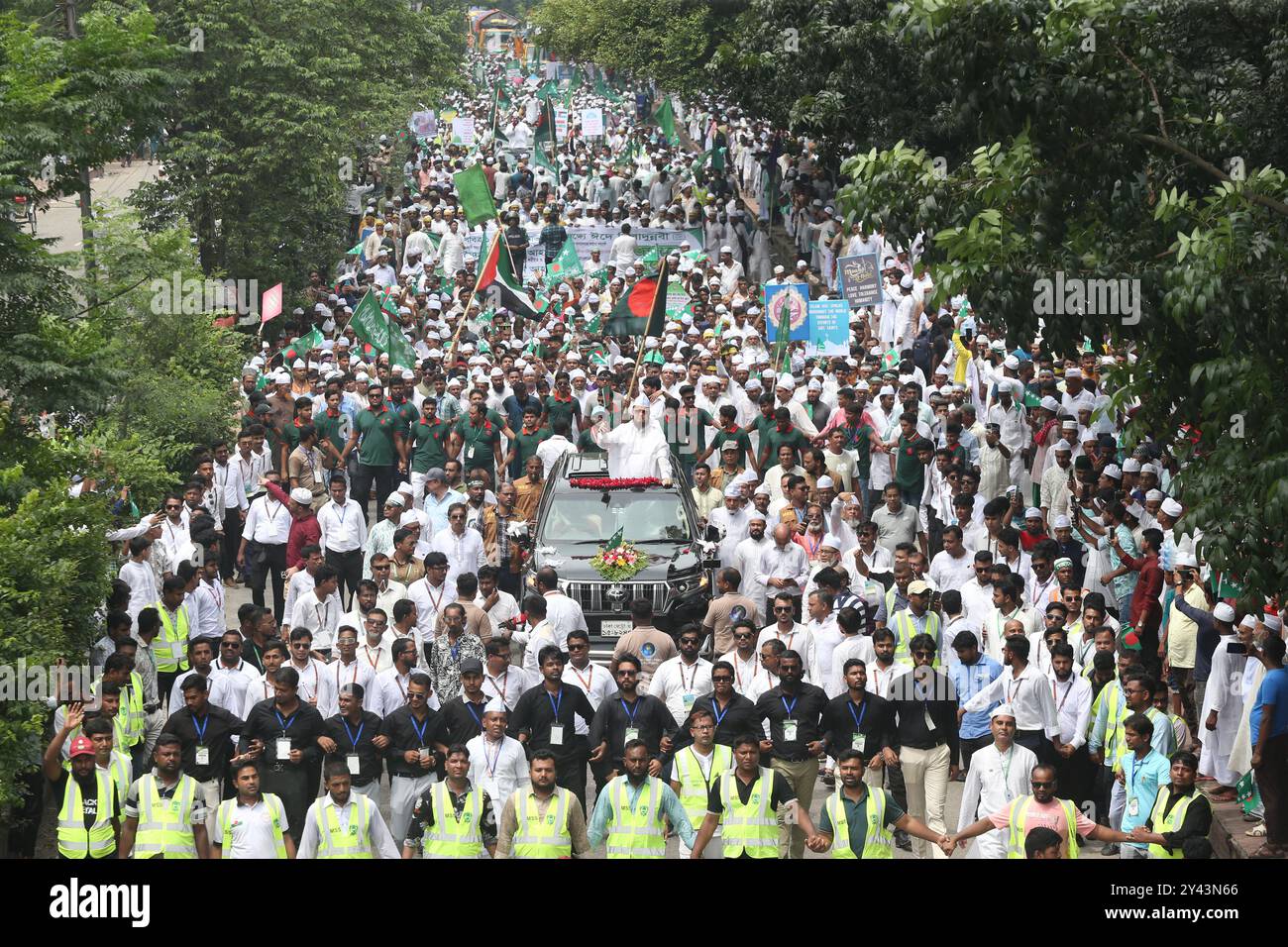 Die Muslime nehmen an einem marsch des Heiligen Eid-e-Miladunnabi Teil, der den Jahrestag der Geburt und des Todes des Propheten Hazrat Muhammad begeht, wird in ganz Bangladesch mit religiösem Hochfest beobachtet Sayed Saifuddin Ahmed Al Hasani, Vorsitzender der BSP, der am September 2023 eine religiöse Prozession (Jasne Julush ) in Dhaka, Bangladesch, führte. Die Prozession begann von der Ingenieur-Institution und führte durch vario Stockfoto