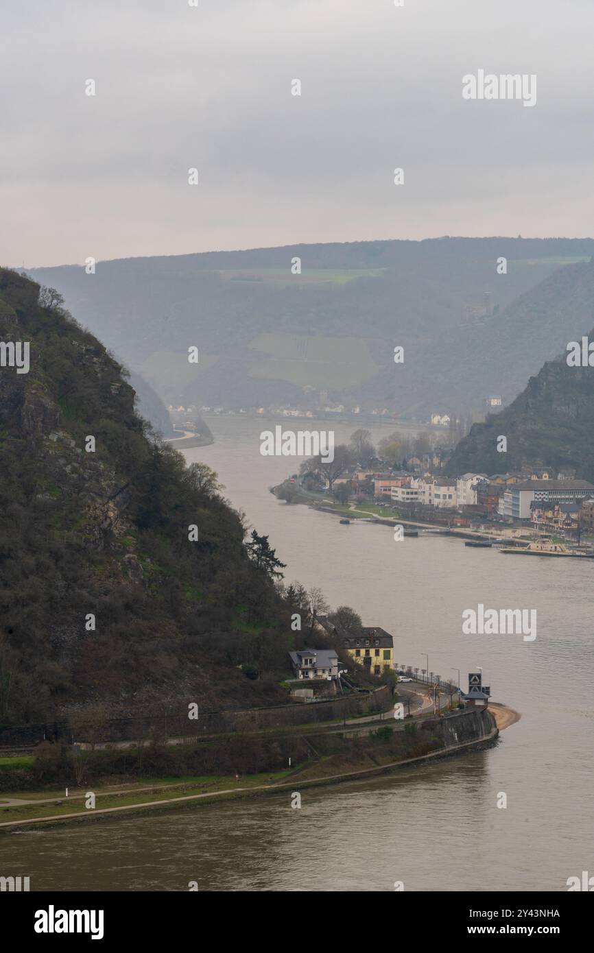 Die Loreley, steiler Schieferfelsen am Rhein in der Rheinschlucht bei Sankt Goarshausen, Teil des Oberen Mittelrheintals UNESCO Worl Stockfoto