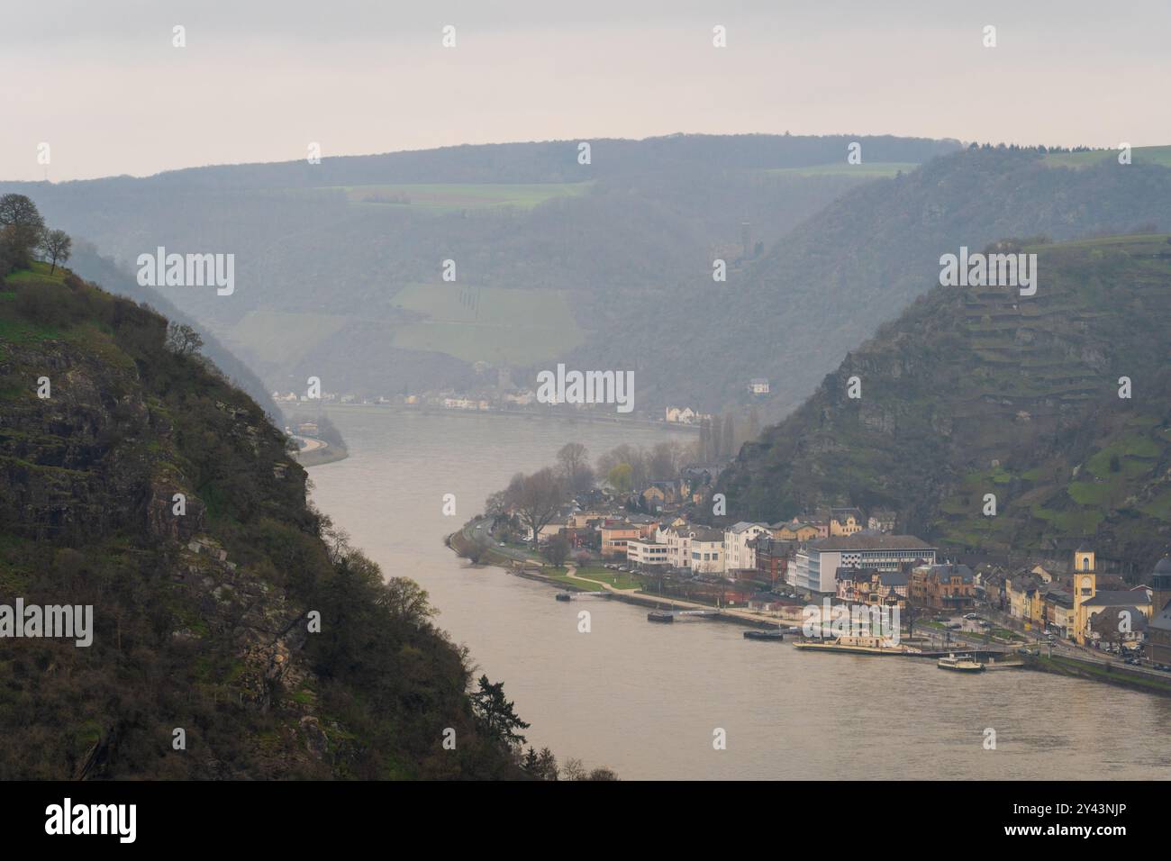 Die Loreley, steiler Schieferfelsen am Rhein in der Rheinschlucht bei Sankt Goarshausen, Teil des Oberen Mittelrheintals UNESCO Worl Stockfoto